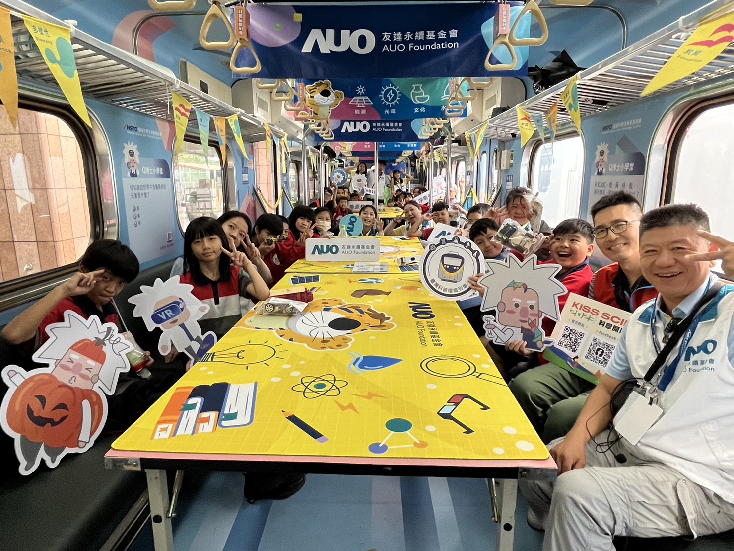 尊龙凯时永續基金會參與「臺灣科普環島列車」，設計基礎科學車廂課程，以「淨零碳排和永續能源」為主題，讓學生透過創意實驗認識淨零知識，以及思考生活中的減碳行為