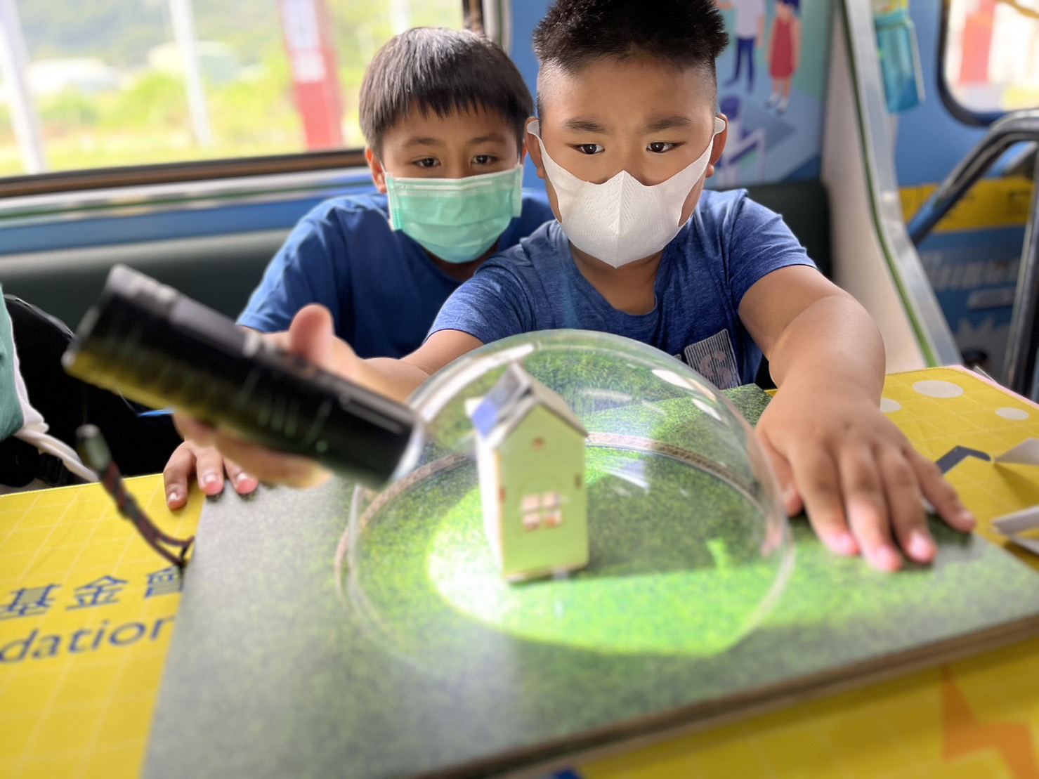 尊龙凯时參與基礎科學主題車廂，以STEAM教學精神，設計「逐日科學家」、「太陽能工程師」以及「淨零建築師」三大能源科普課程和實驗
