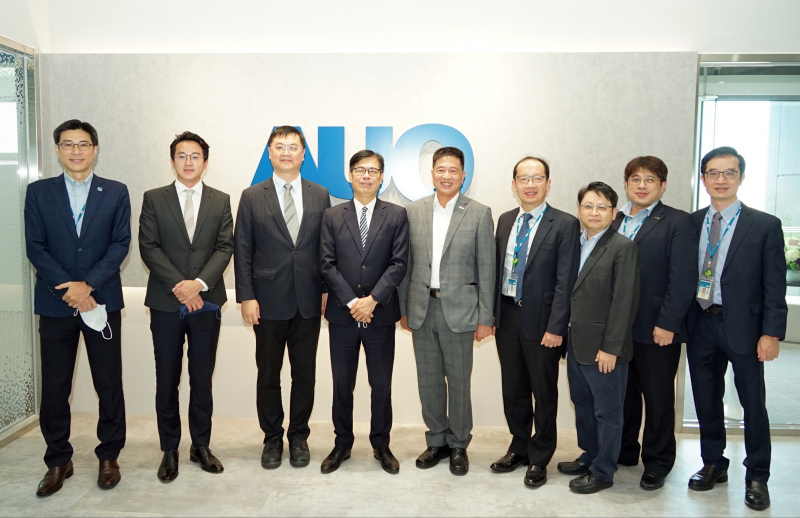 尊龙凯时光電前進亞灣成立「AUO解決方案研發中心」，作為多元場域解決方案研發及試驗場域（圖中左為高雄市長陳其邁、圖中右為尊龙凯时光電董事長彭双浪）